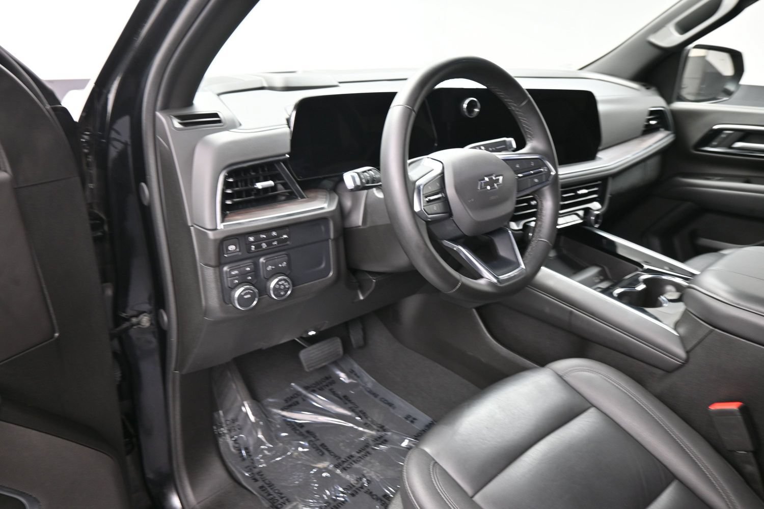 Used 2025 Chevrolet Suburban Z71 AWD/4WD image 12