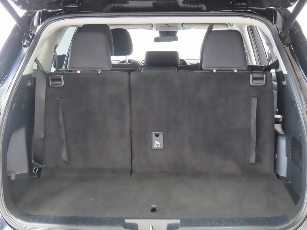 Used 2024 Toyota Highlander LE AWD/4WD image 17