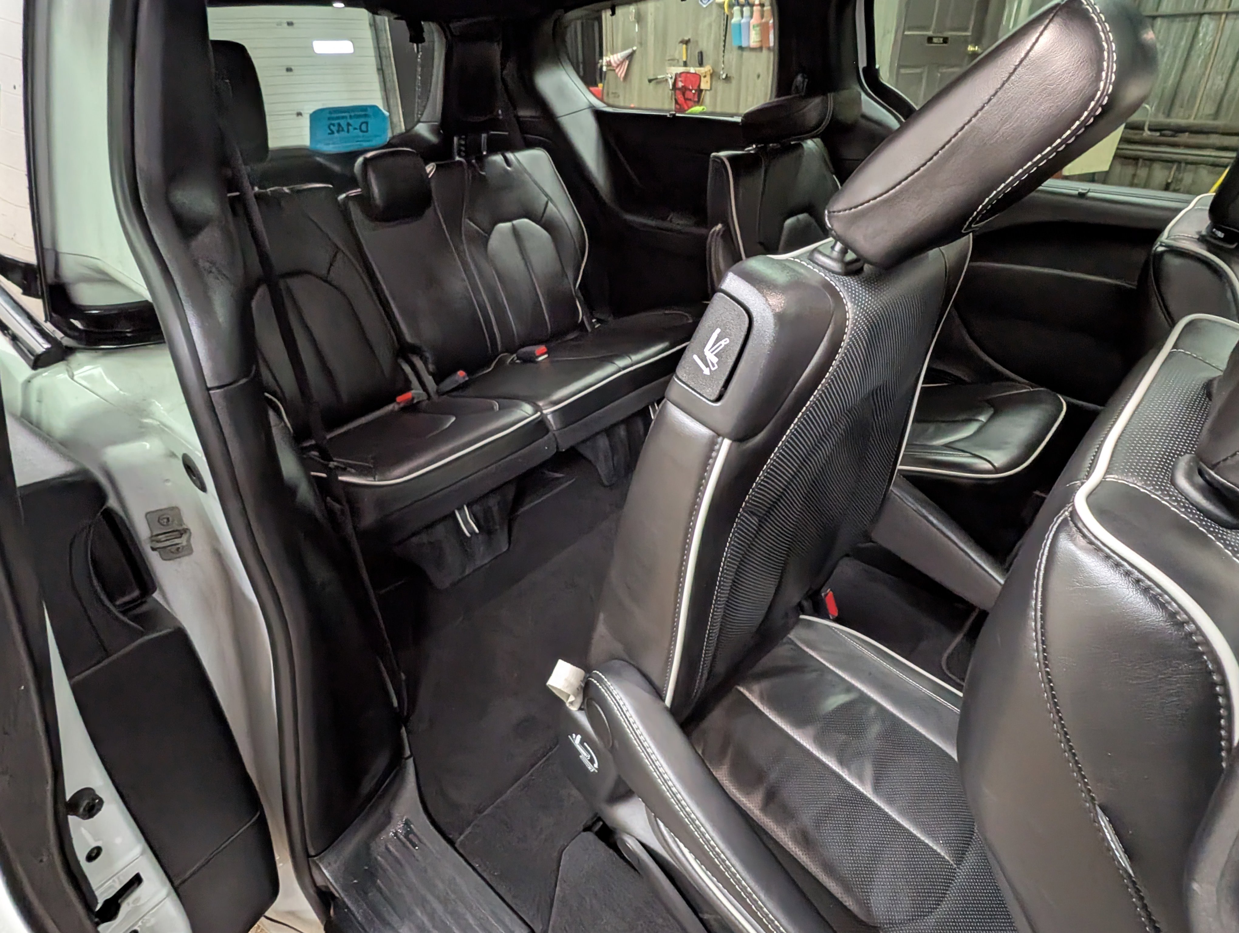 Used 2025 Chrysler Pacifica Limited image 6
