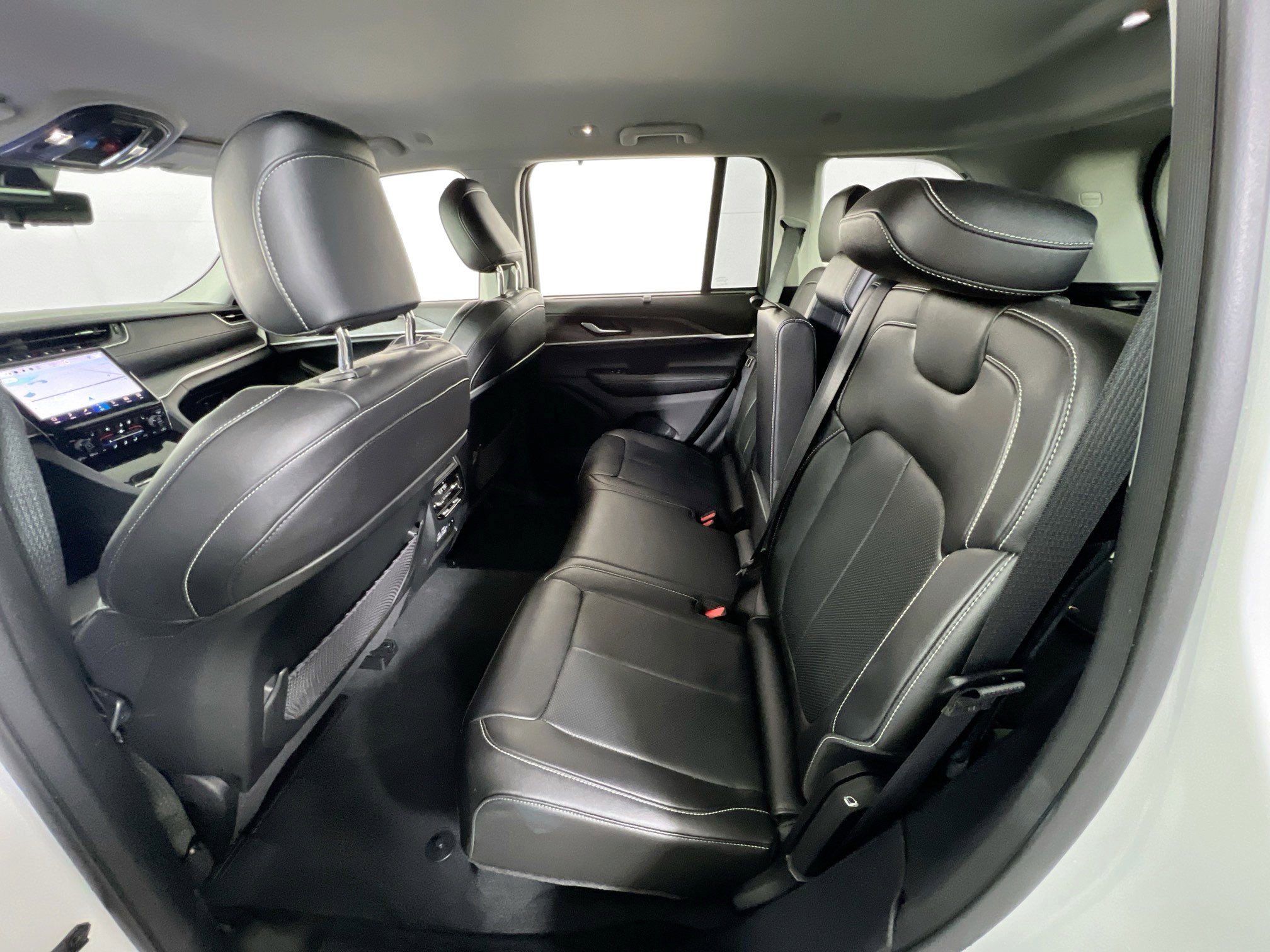 Used 2023 Jeep Grand Cherokee Limited w/ Luxury Tech Group II image 24