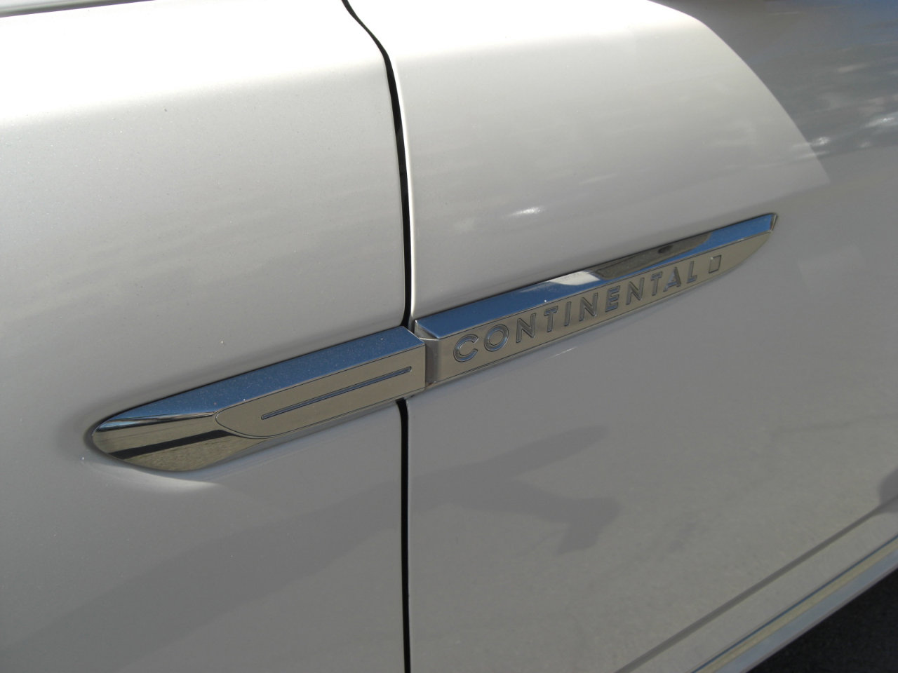 Used 2017 Lincoln Continental Premiere image 6