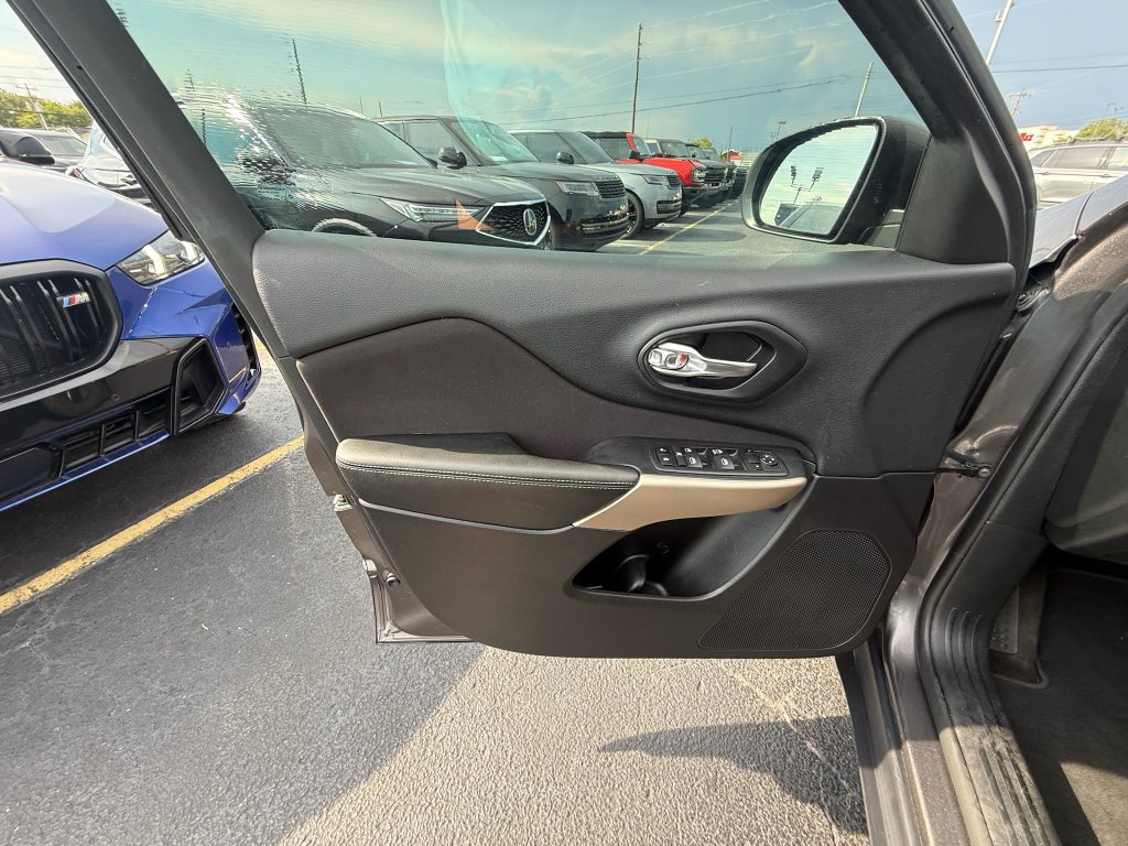 Used 2018 Jeep Cherokee Latitude w/ Altitude Package FWD image 11