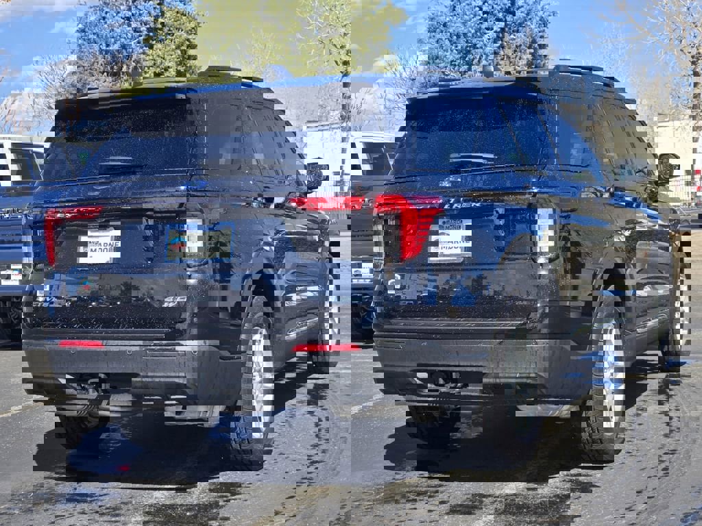 Used 2025 Ford Explorer Active AWD/4WD image 4