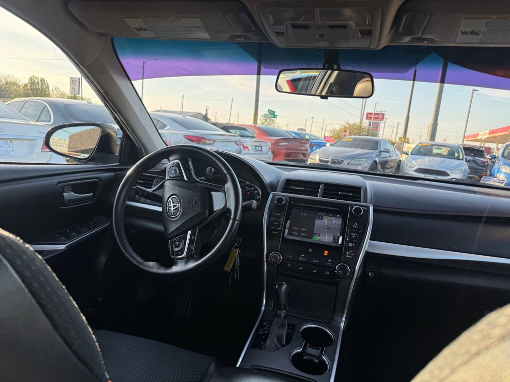 Used 2015 Toyota Camry SE w/ Moonroof Package FWD image 18