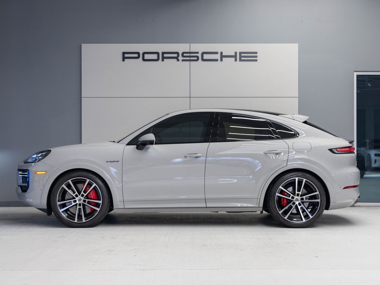 Used 2025 Porsche Cayenne Turbo image 2