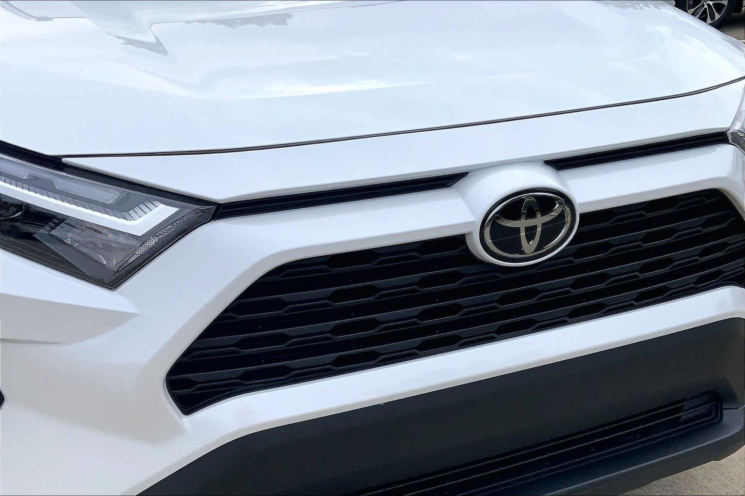 Used 2024 Toyota RAV4 XLE Premium FWD image 32