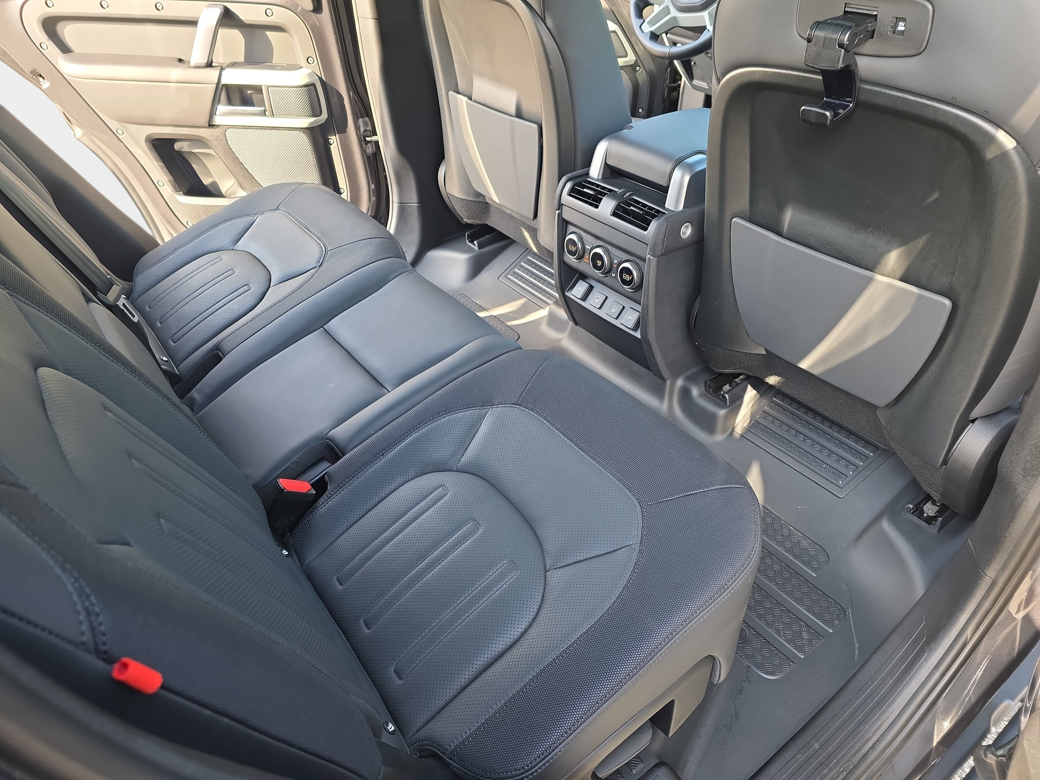 Certified 2022 Land Rover Defender 110 X-Dynamic HSE image 11