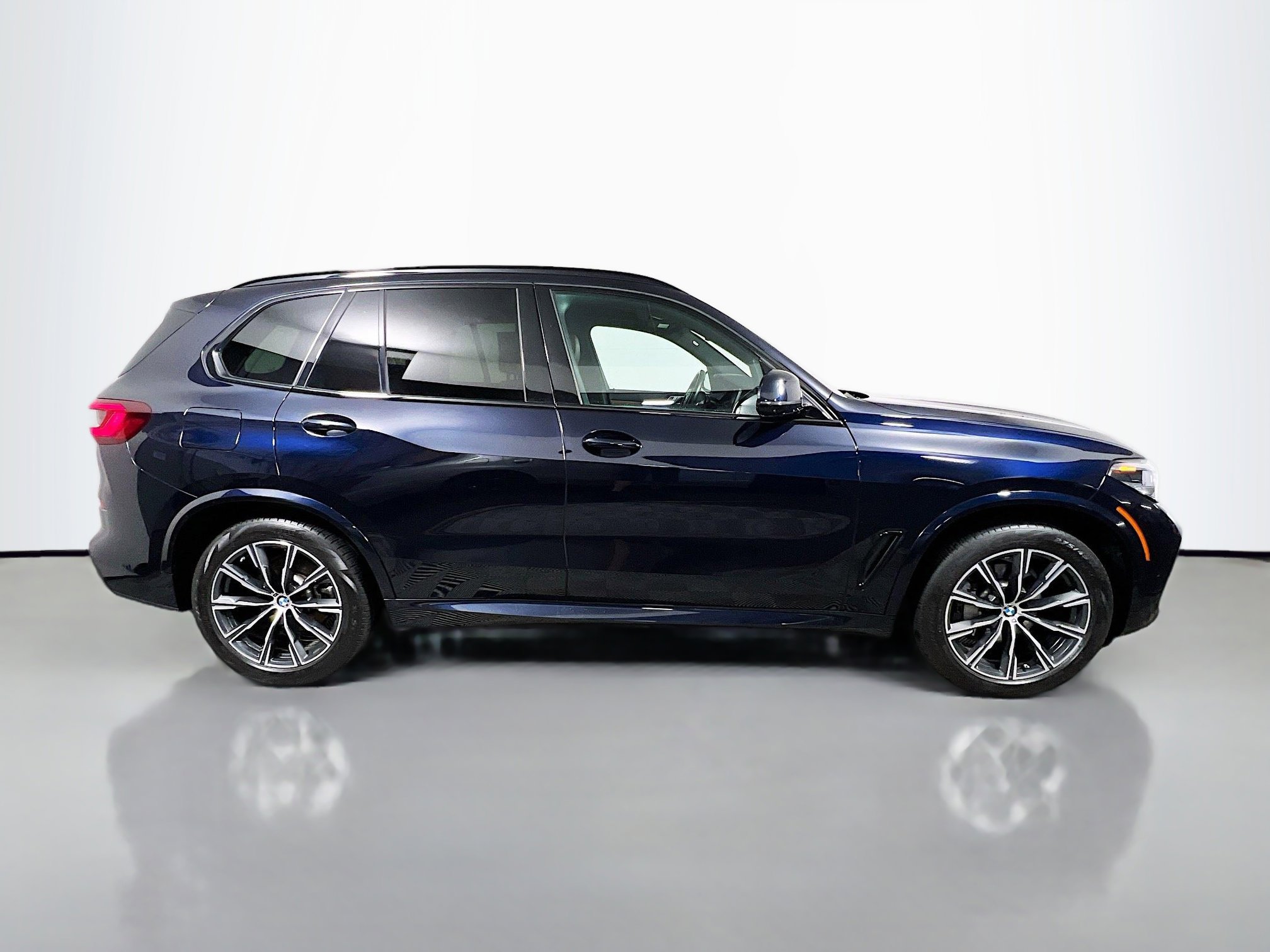 Used 2023 BMW X5 xDrive40i w/ M Sport Package image 3