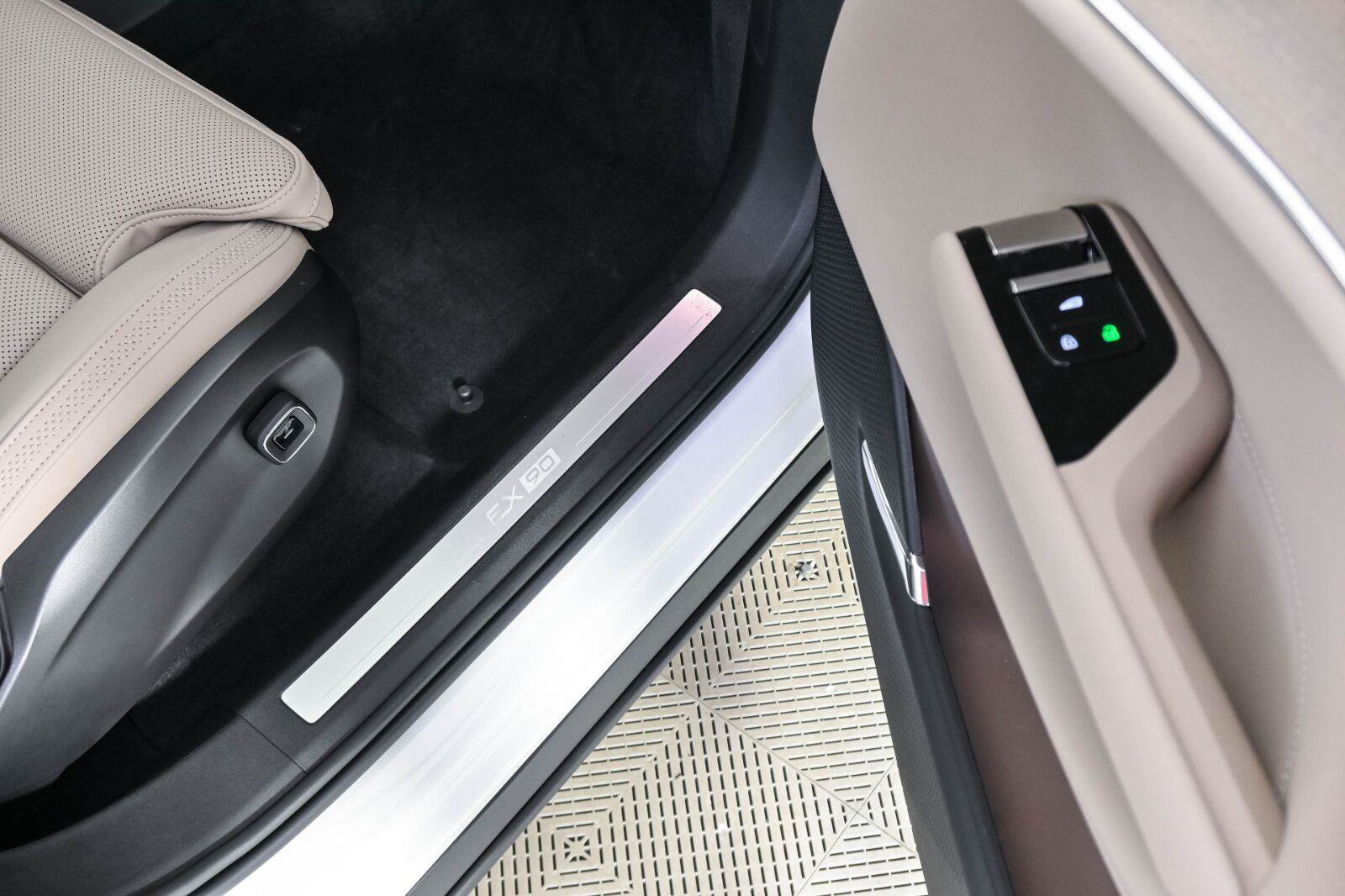 Certified 2025 Volvo EX90 Ultra AWD/4WD image 26