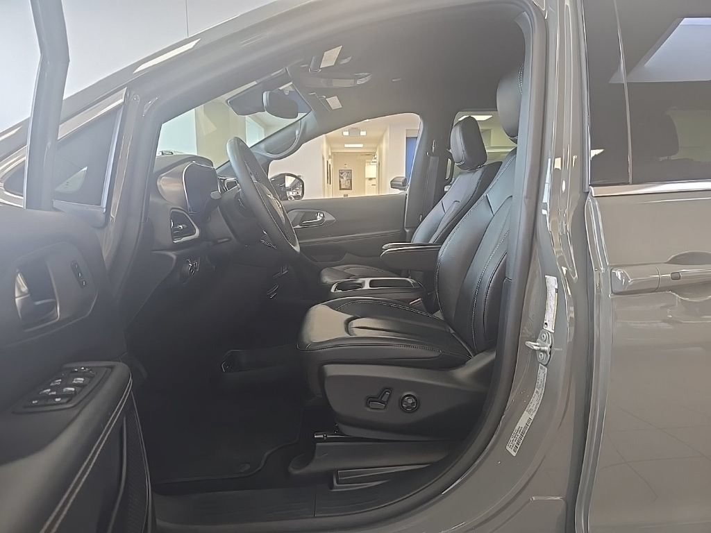 Used 2025 Chrysler Pacifica Select FWD image 13