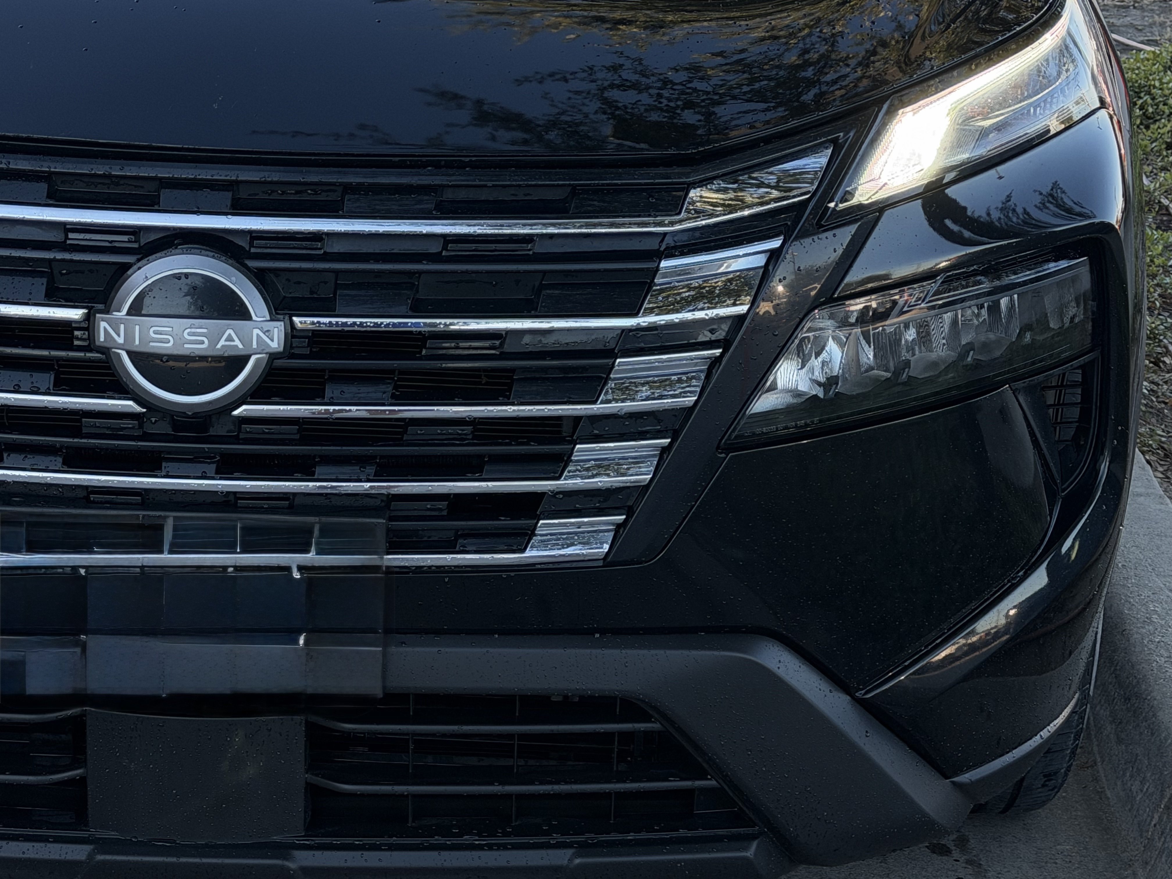 Used 2025 Nissan Rogue SV FWD image 9