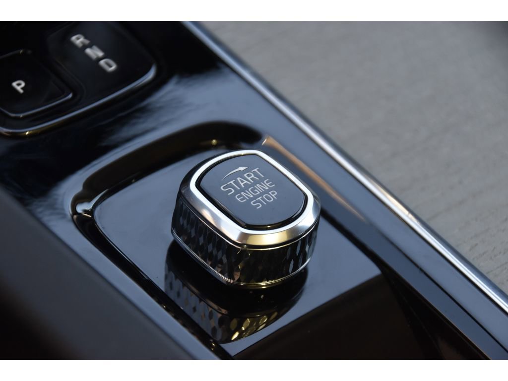 Certified 2025 Volvo XC60 B5 Plus w/ Protection Package Premier image 38