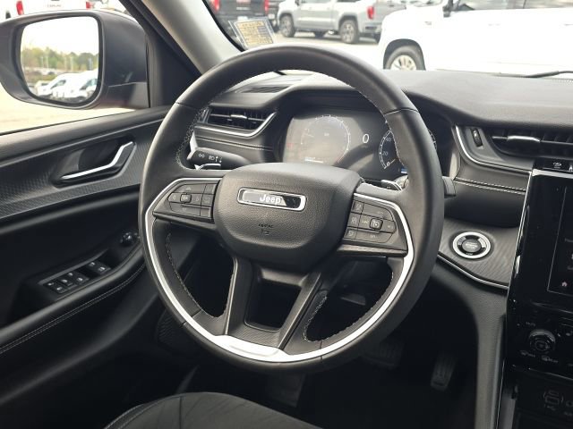 Used 2023 Jeep Grand Cherokee Laredo w/ Luxury Tech Group I RWD image 38