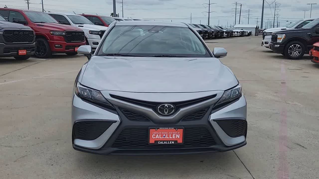 Used 2023 Toyota Camry SE FWD image 3