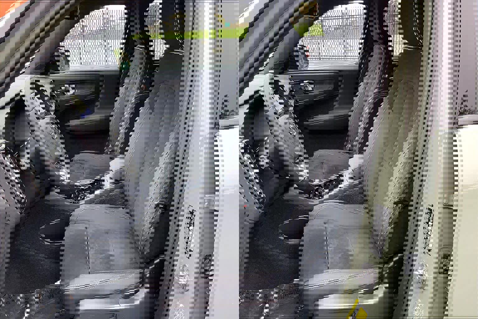 Used 2023 Volvo XC40 Recharge Ultimate image 28