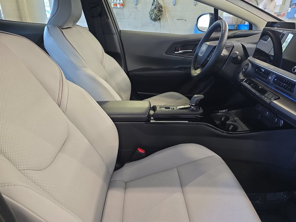 Used 2024 Toyota Prius XLE FWD image 10