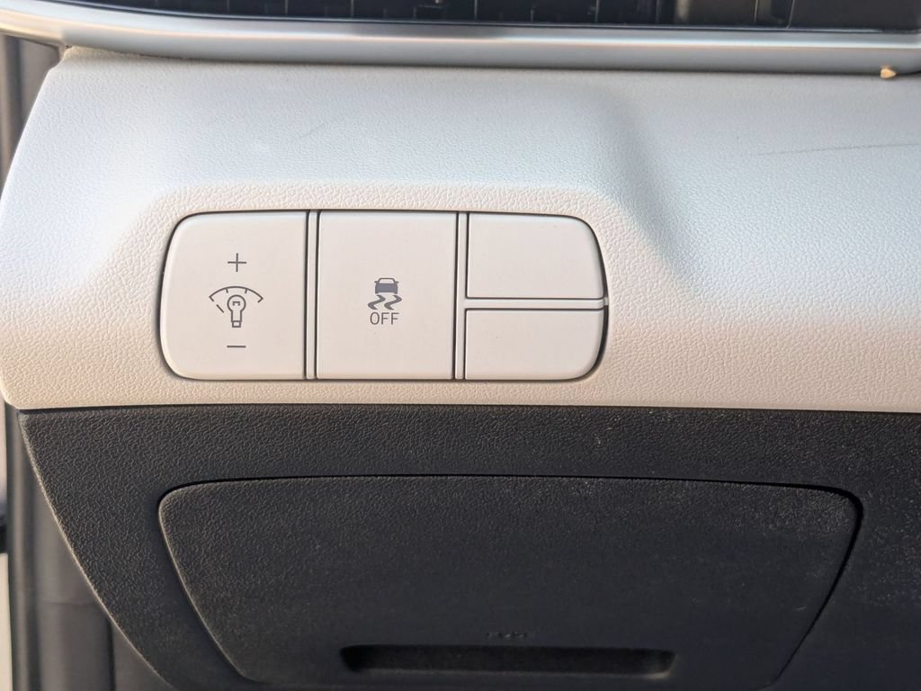 Used 2025 Hyundai Elantra Limited FWD image 16