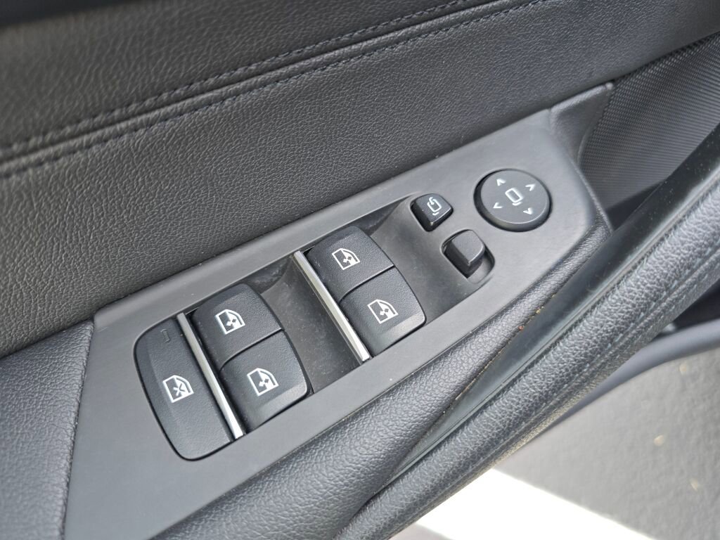 Used 2018 BMW 530e xDrive image 21