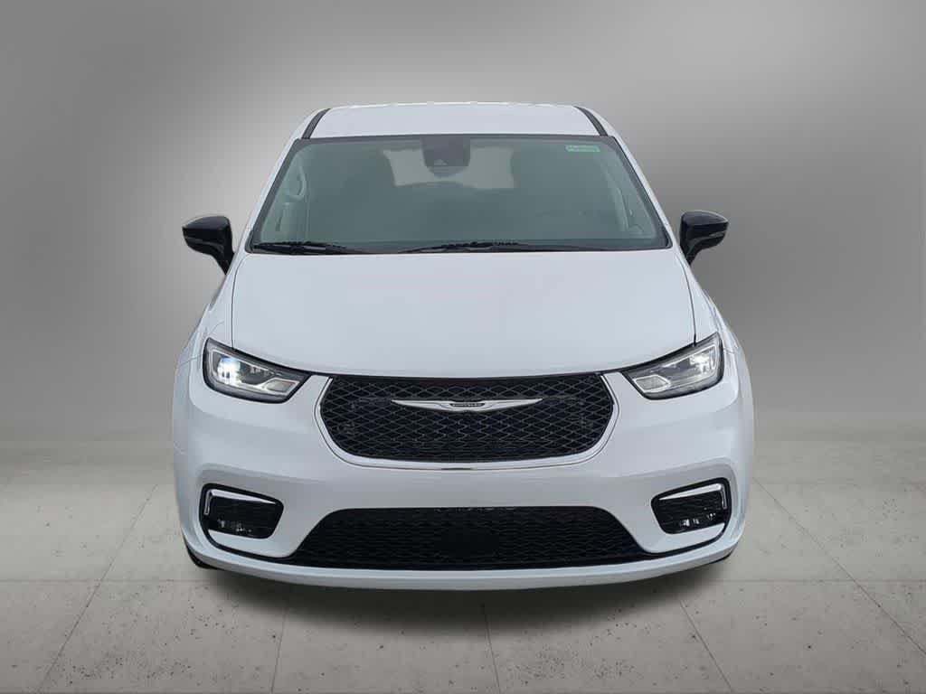 Used 2024 Chrysler Pacifica Touring-L FWD image 9