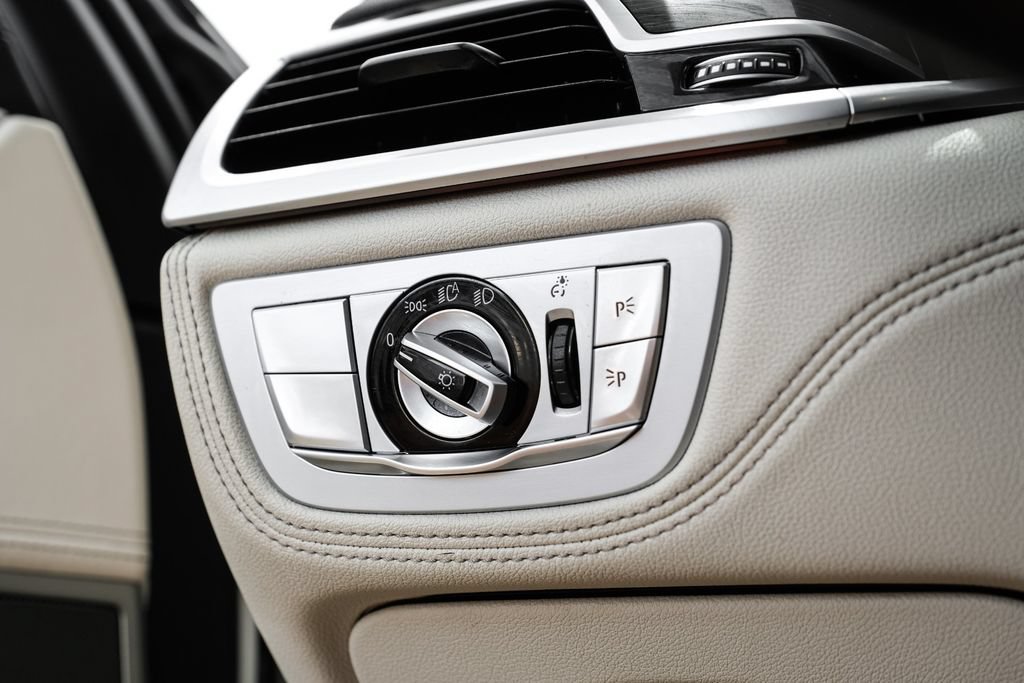 Used 2020 BMW 740i w/ Premium Package RWD image 35