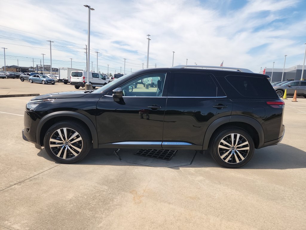 Used 2025 Nissan Pathfinder Platinum w/ Black Appearance Package AWD/4WD image 8