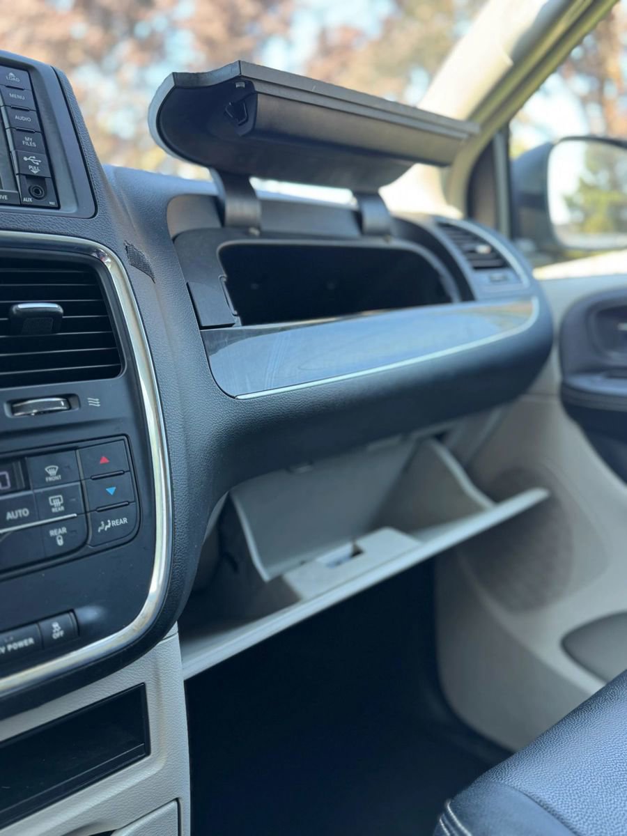 Used 2013 Chrysler Town & Country Touring image 22