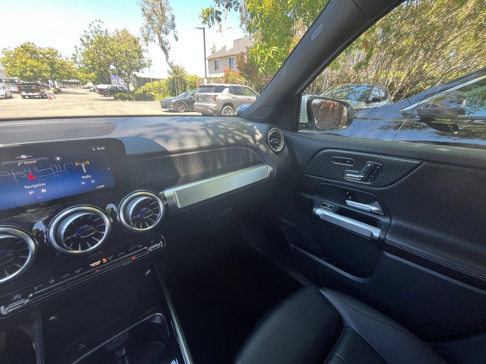 Used 2025 Mercedes-Benz GLB 250 image 35