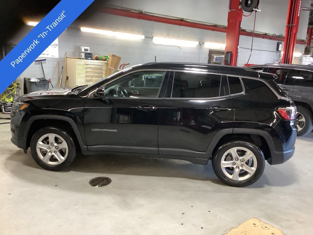 Used 2023 Jeep Compass Latitude w/ Convenience Group AWD/4WD image 2