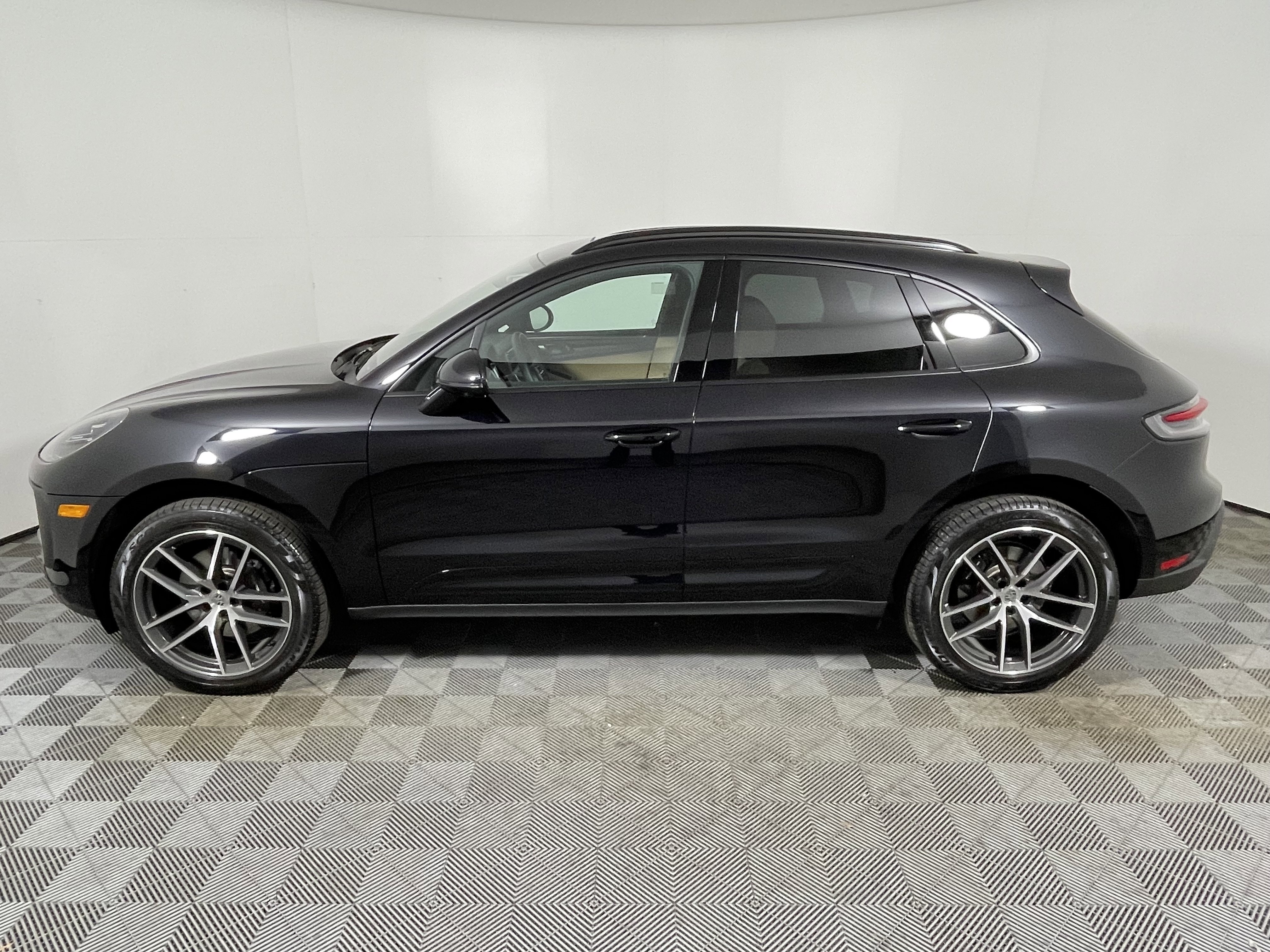 Used 2025 Porsche Macan image 2