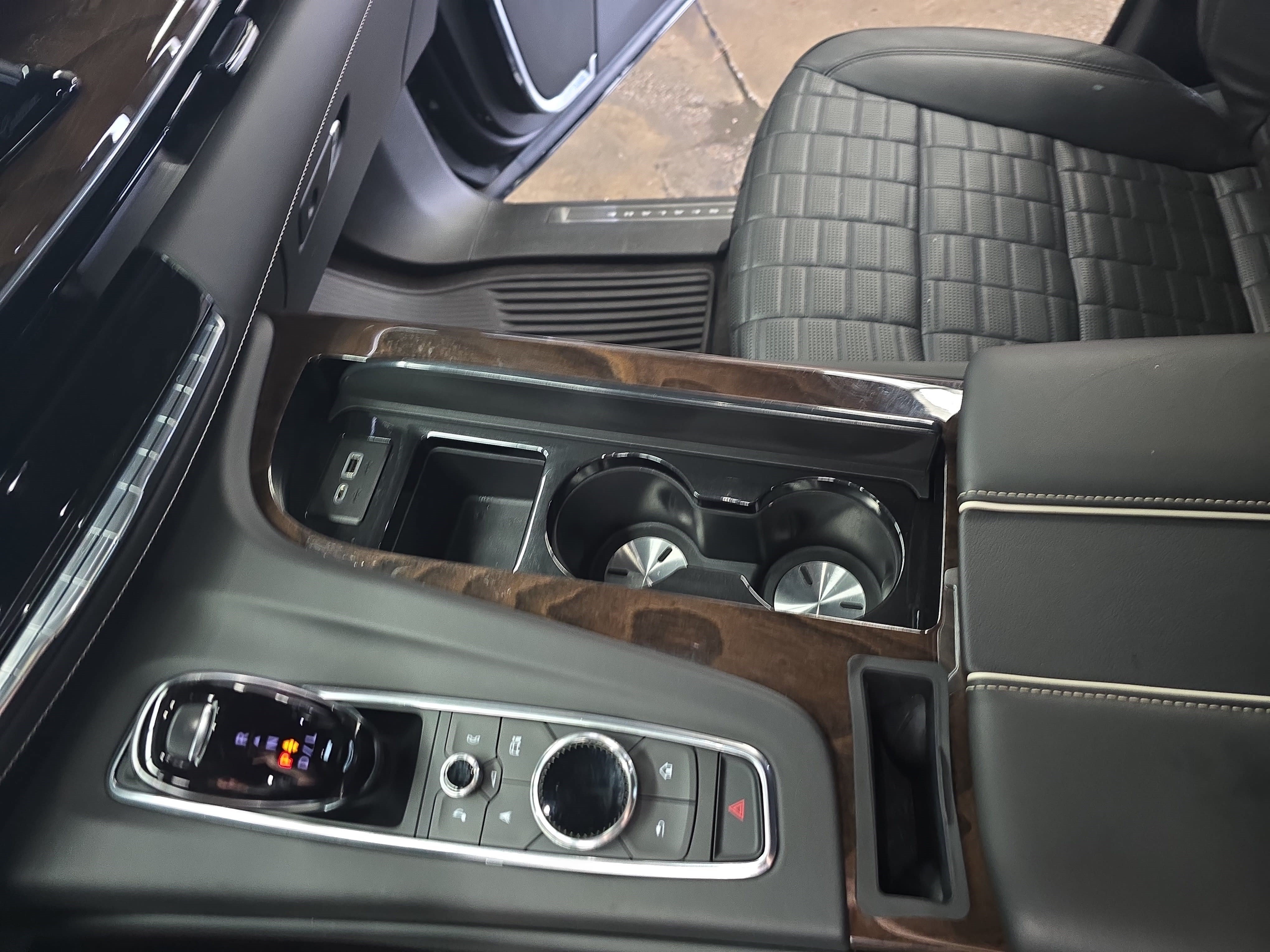 Certified 2022 Cadillac Escalade Premium Luxury Platinum AWD/4WD image 19