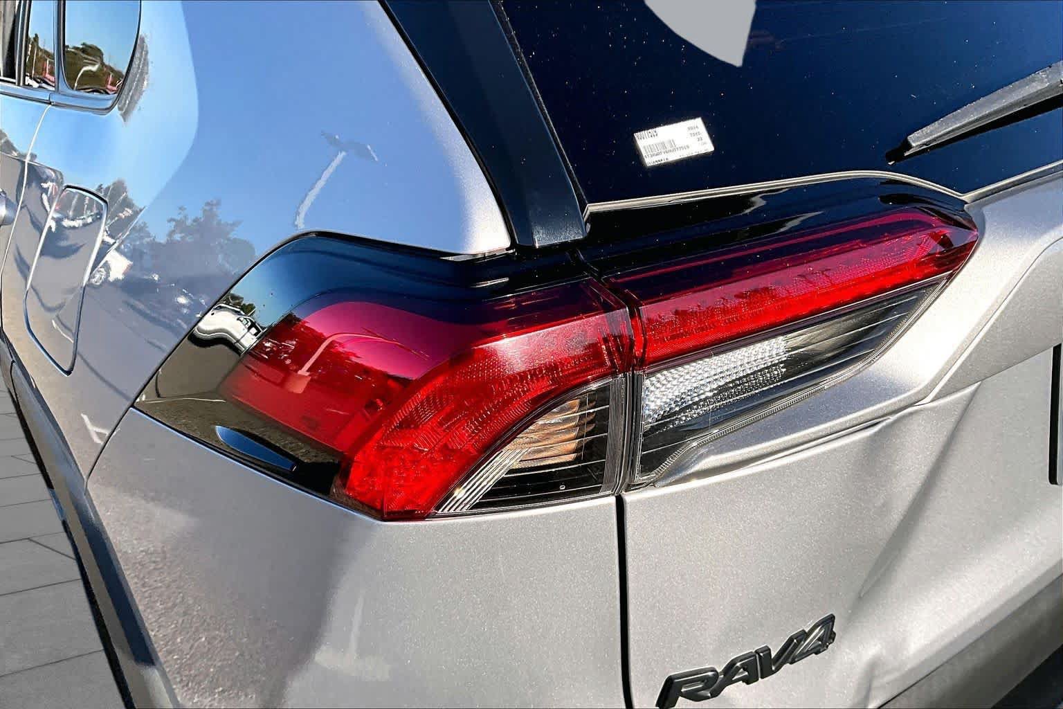 Used 2022 Toyota RAV4 XLE AWD/4WD image 28