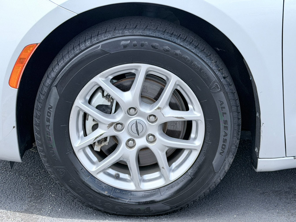 Used 2024 Chrysler Pacifica Touring-L FWD image 32