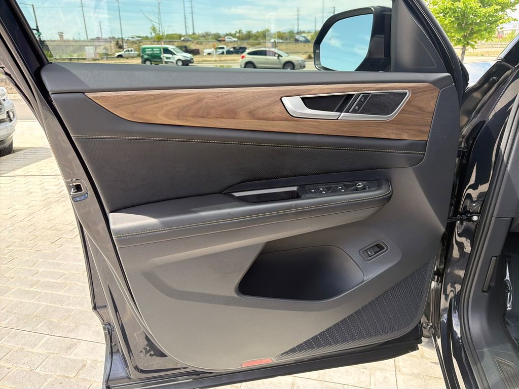 Certified 2024 Volkswagen Atlas SE w/ Black Wheel Package AWD/4WD image 12