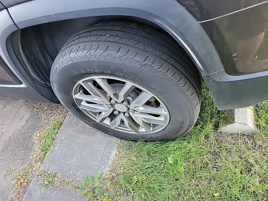 Used 2019 GMC Acadia SLE w/ LPO, Floor Liner Package FWD image 5