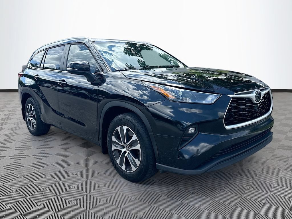 Used 2023 Toyota Highlander XLE FWD image 4