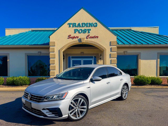 Used 2018 Volkswagen Passat 2.0T R-Line w/ R-Line Lighting Package FWD image 2