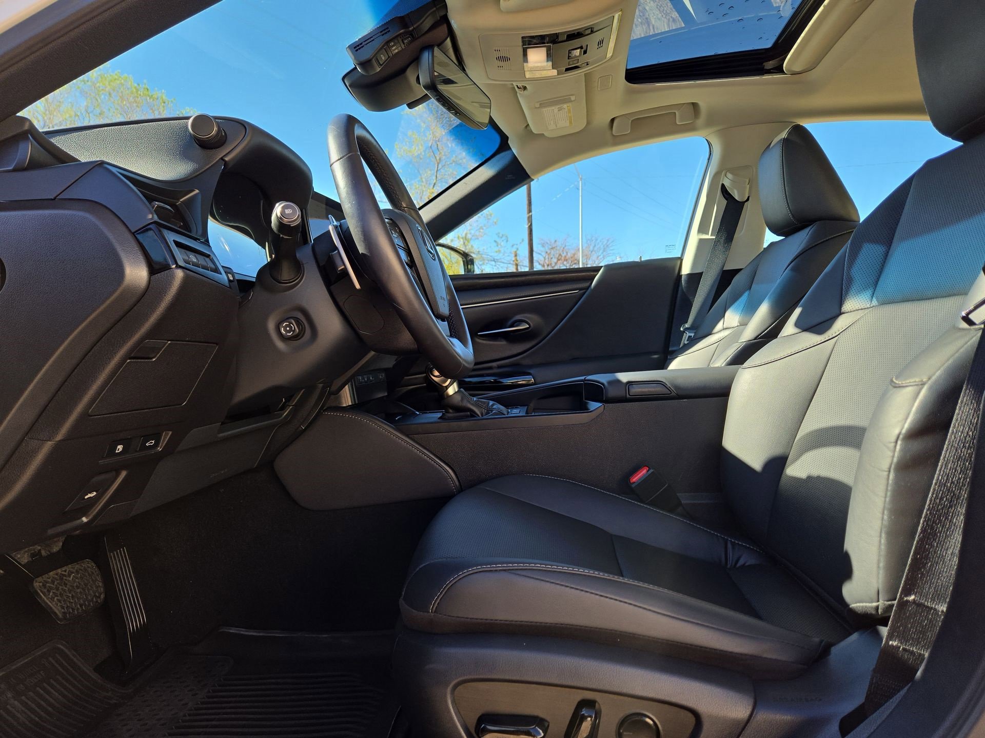 Certified 2025 Lexus ES 300h w/ Premium Package image 16