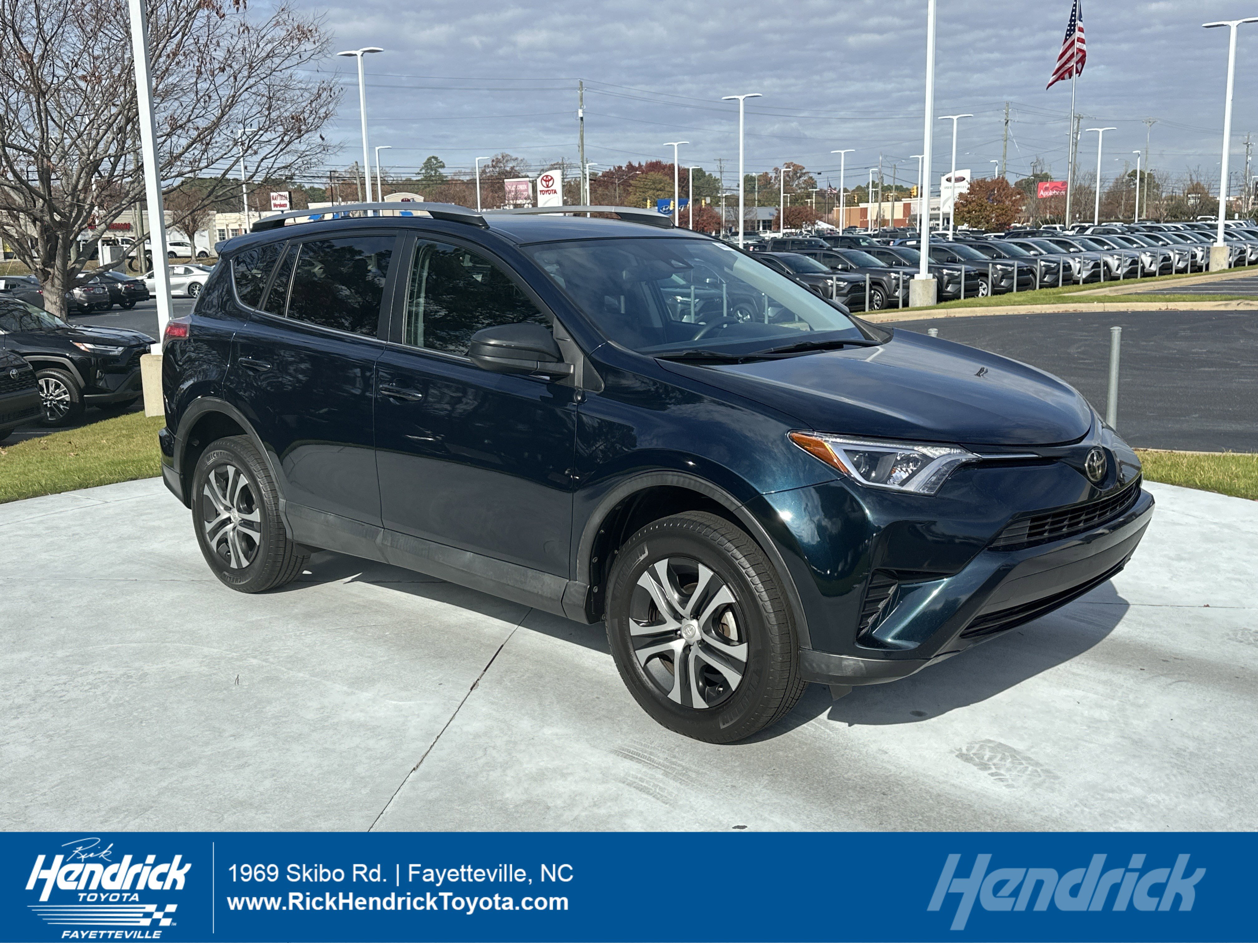 Used 2018 Toyota RAV4 LE image 1