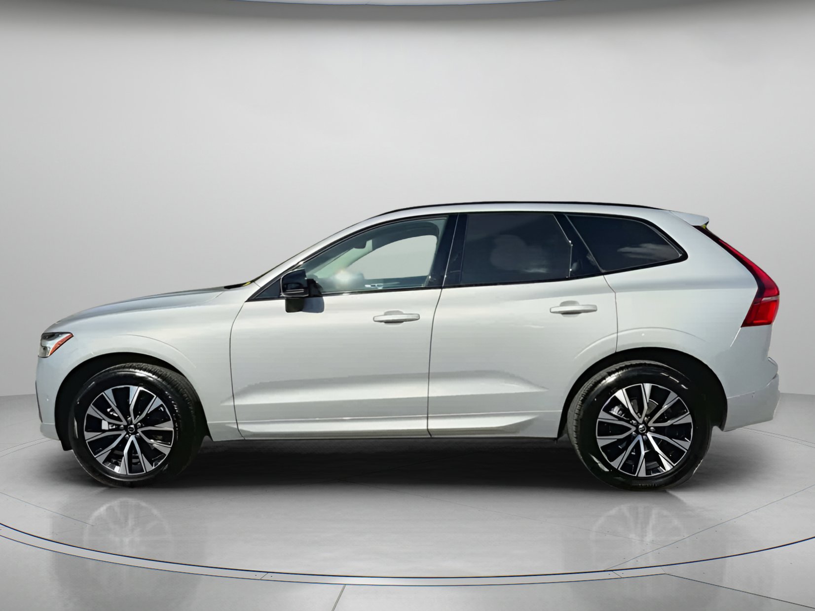 Used 2025 Volvo XC60 B5 Plus image 16