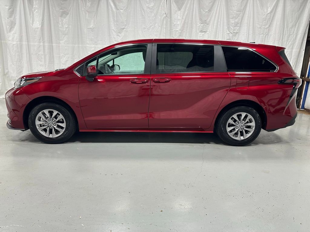 Used 2025 Toyota Sienna LE image 4