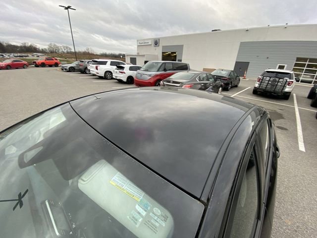 Used 2023 Nissan Versa SV image 3