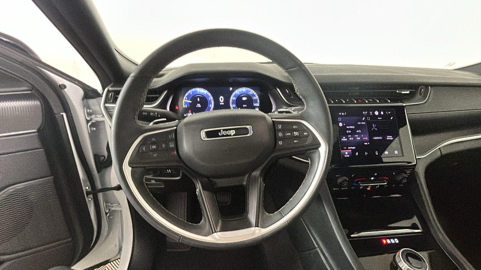 Used 2025 Jeep Grand Cherokee L Altitude AWD/4WD image 17
