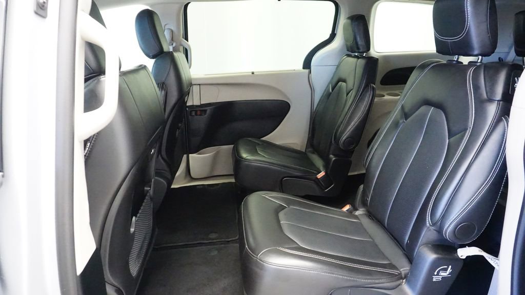 Certified 2024 Chrysler Pacifica Touring-L image 18