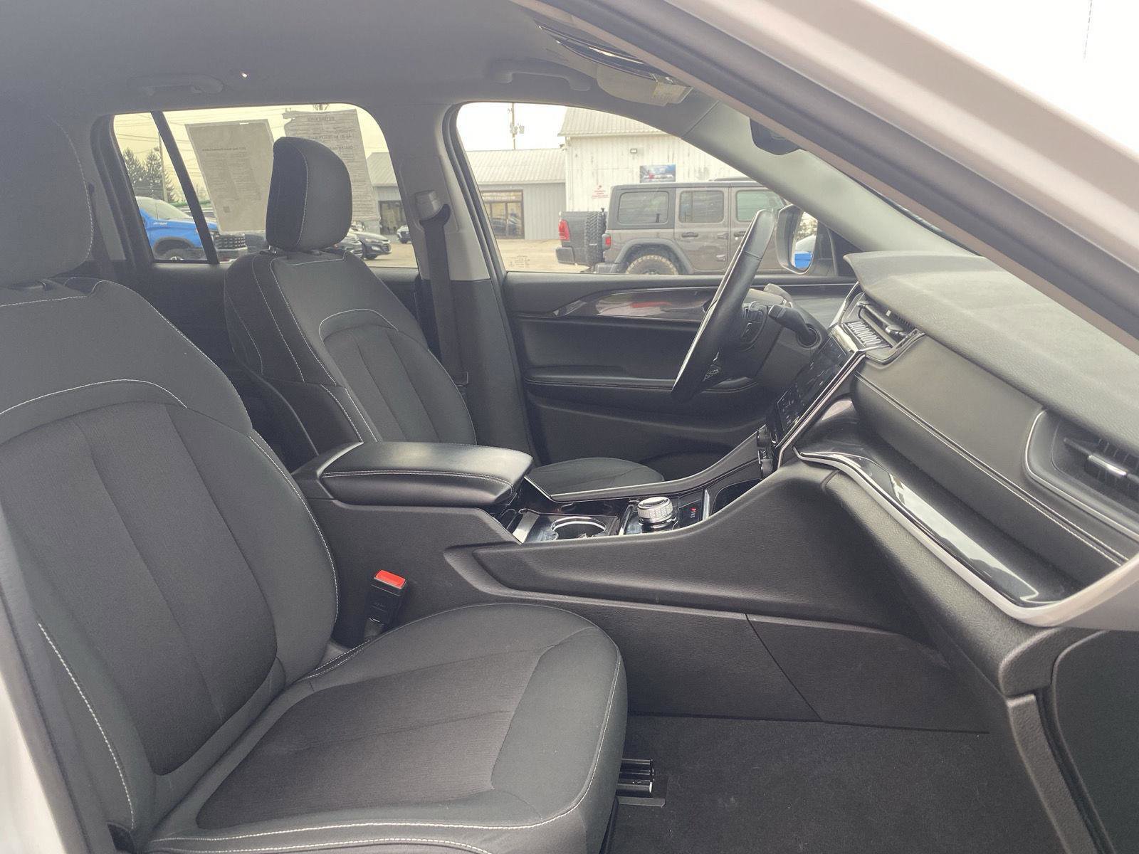 Used 2022 Jeep Grand Cherokee Laredo w/ Luxury Tech Group I image 37