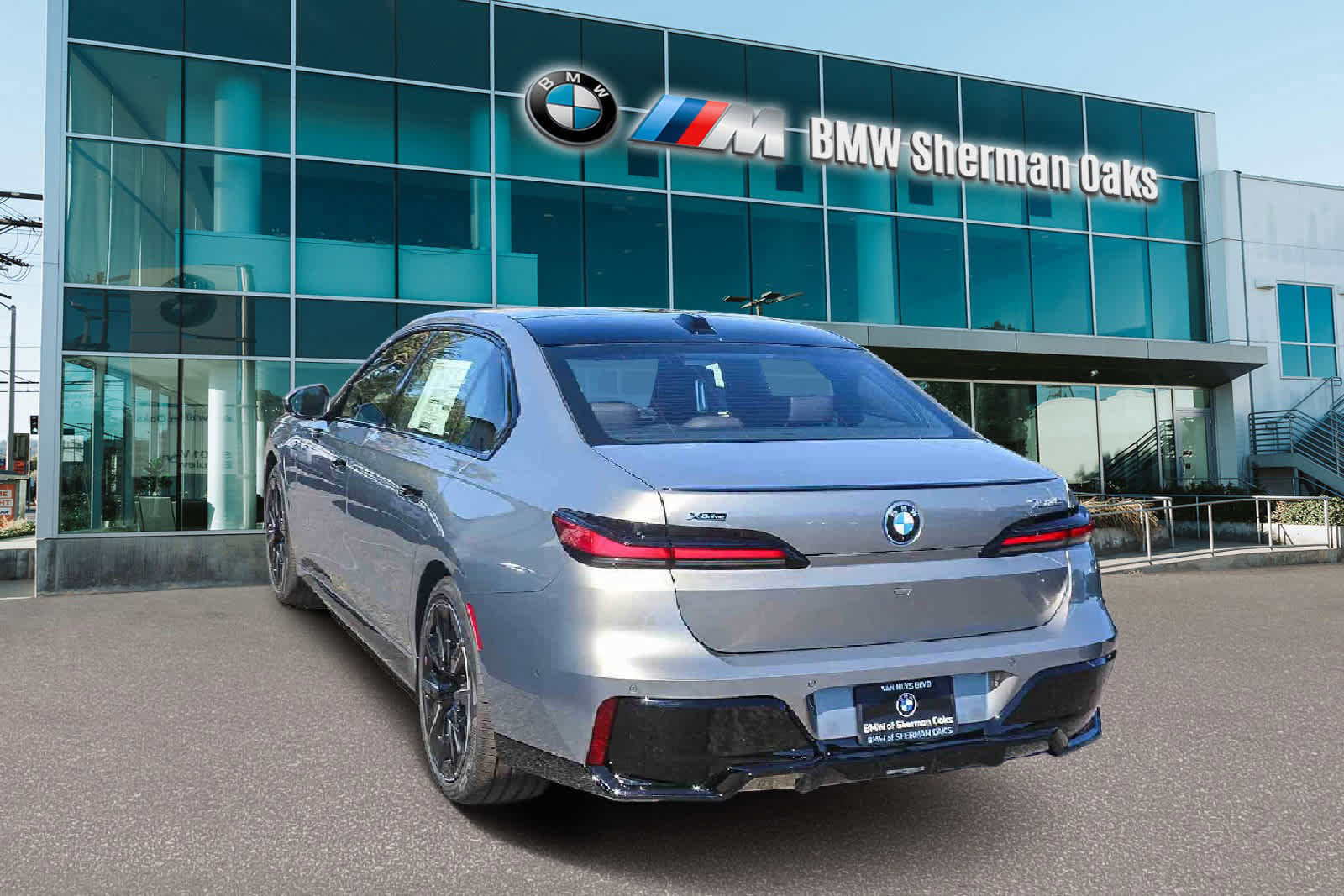 New 2026 BMW 750e xDrive w/ Premium Package image 12