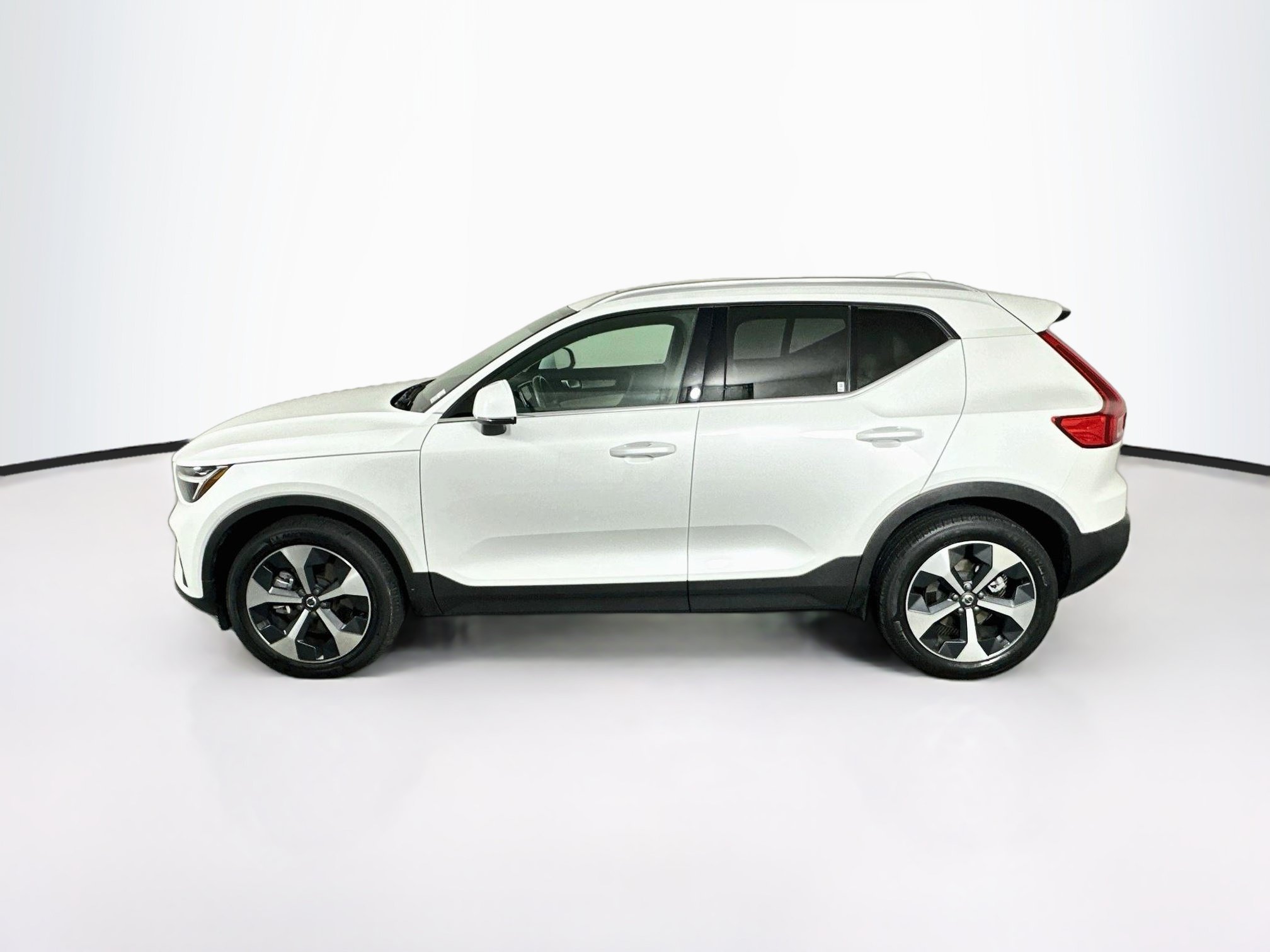 Used 2023 Volvo XC40 B4 Plus w/ Protection Package Premier FWD image 4