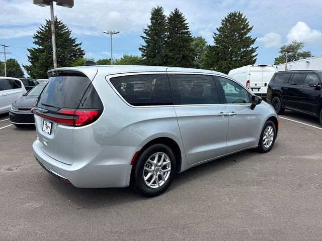 Used 2024 Chrysler Pacifica Touring-L FWD image 31