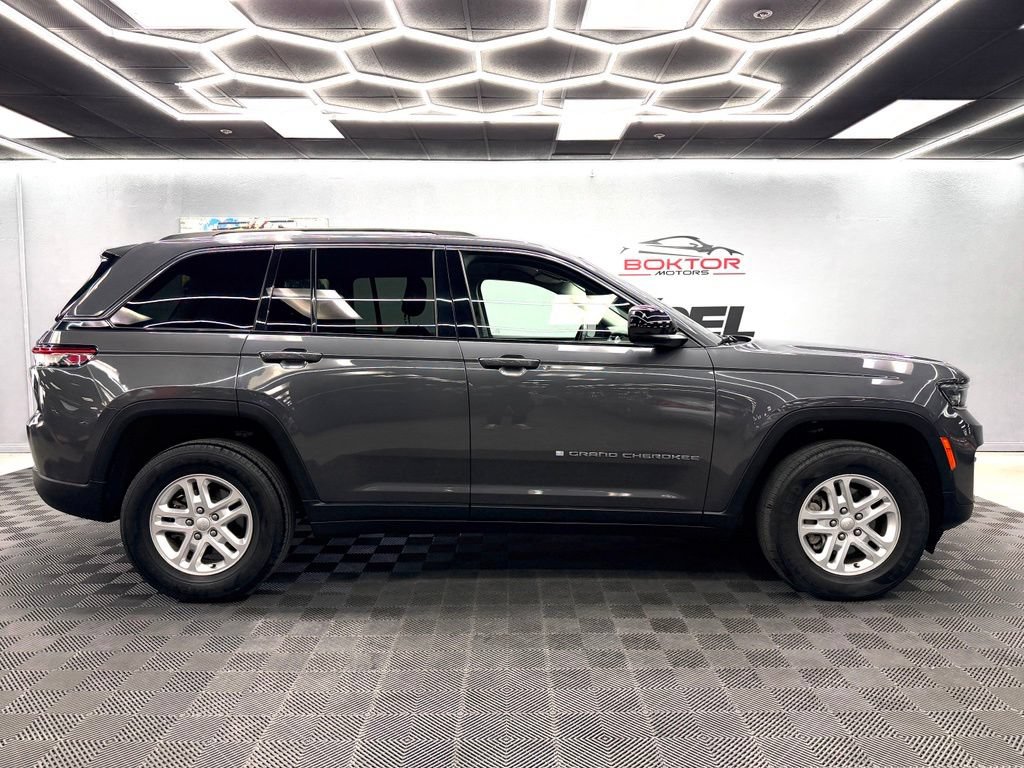 Used 2022 Jeep Grand Cherokee Laredo w/ Luxury Tech Group I RWD image 17