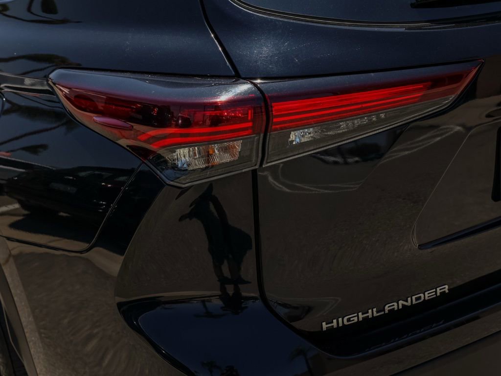 Used 2024 Toyota Highlander LE FWD image 7