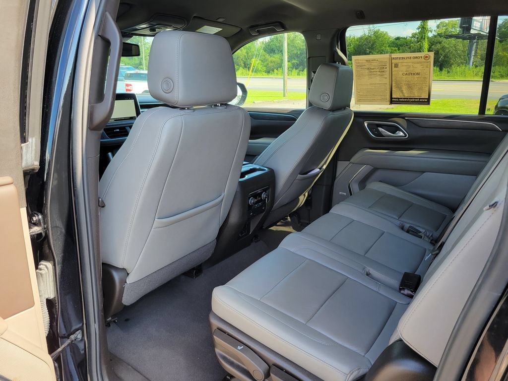 Used 2024 Chevrolet Suburban LT RWD image 14